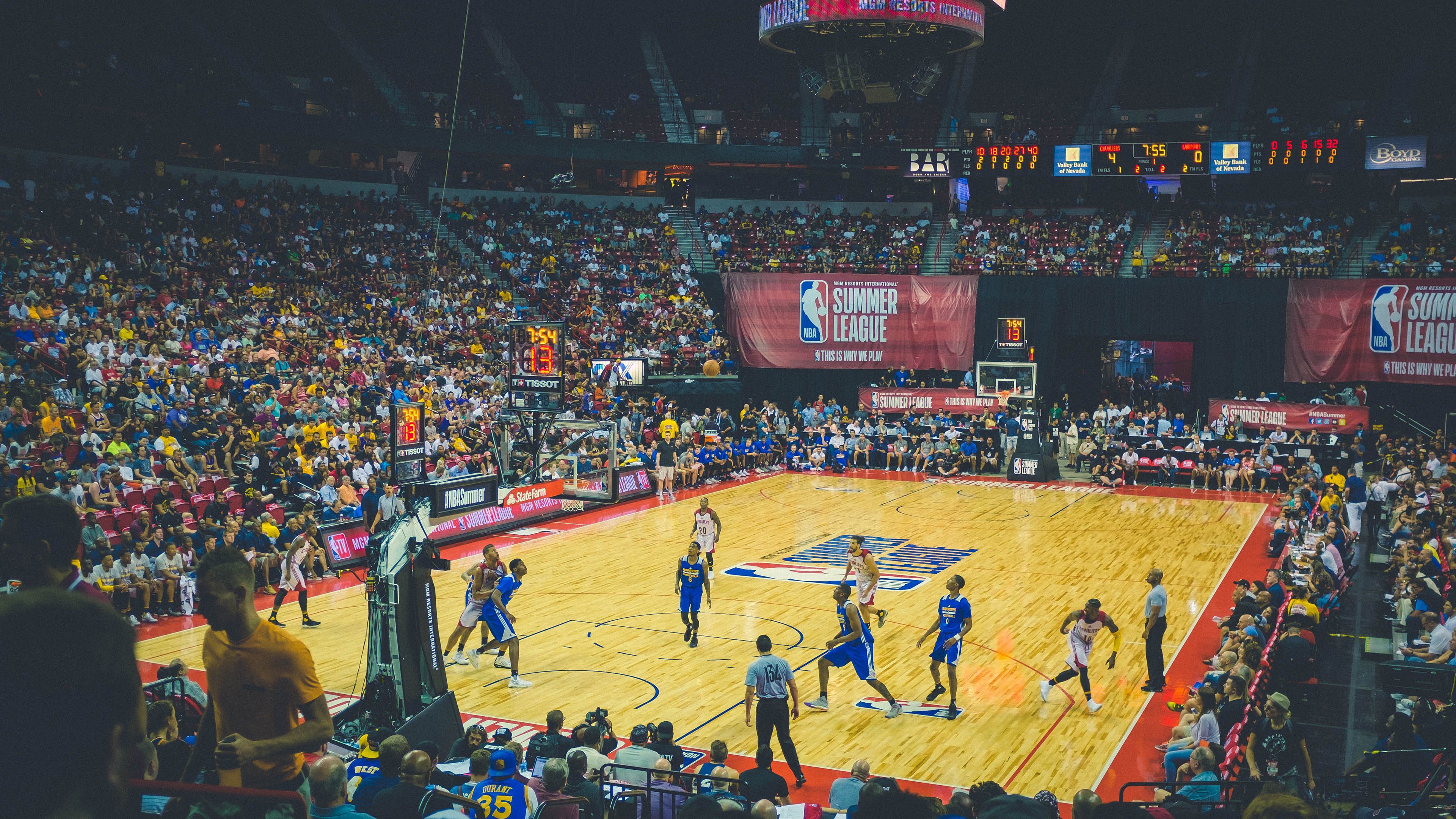 详细阅读:激烈对抗在场上上演,球员们拼尽全力,激烈的对抗英文 激烈对抗在场上上演,球员们拼尽全力,激烈的对抗英文