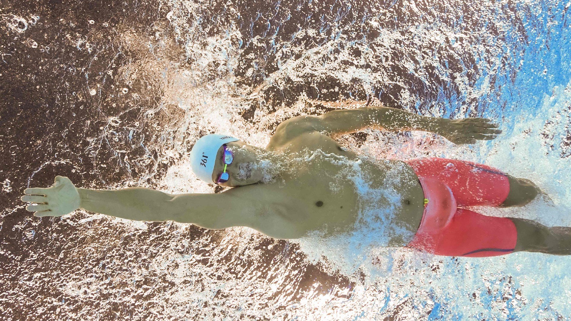 逆境中的“英雄队长”:带伤坚持,逆风翻盘,英雄队队员