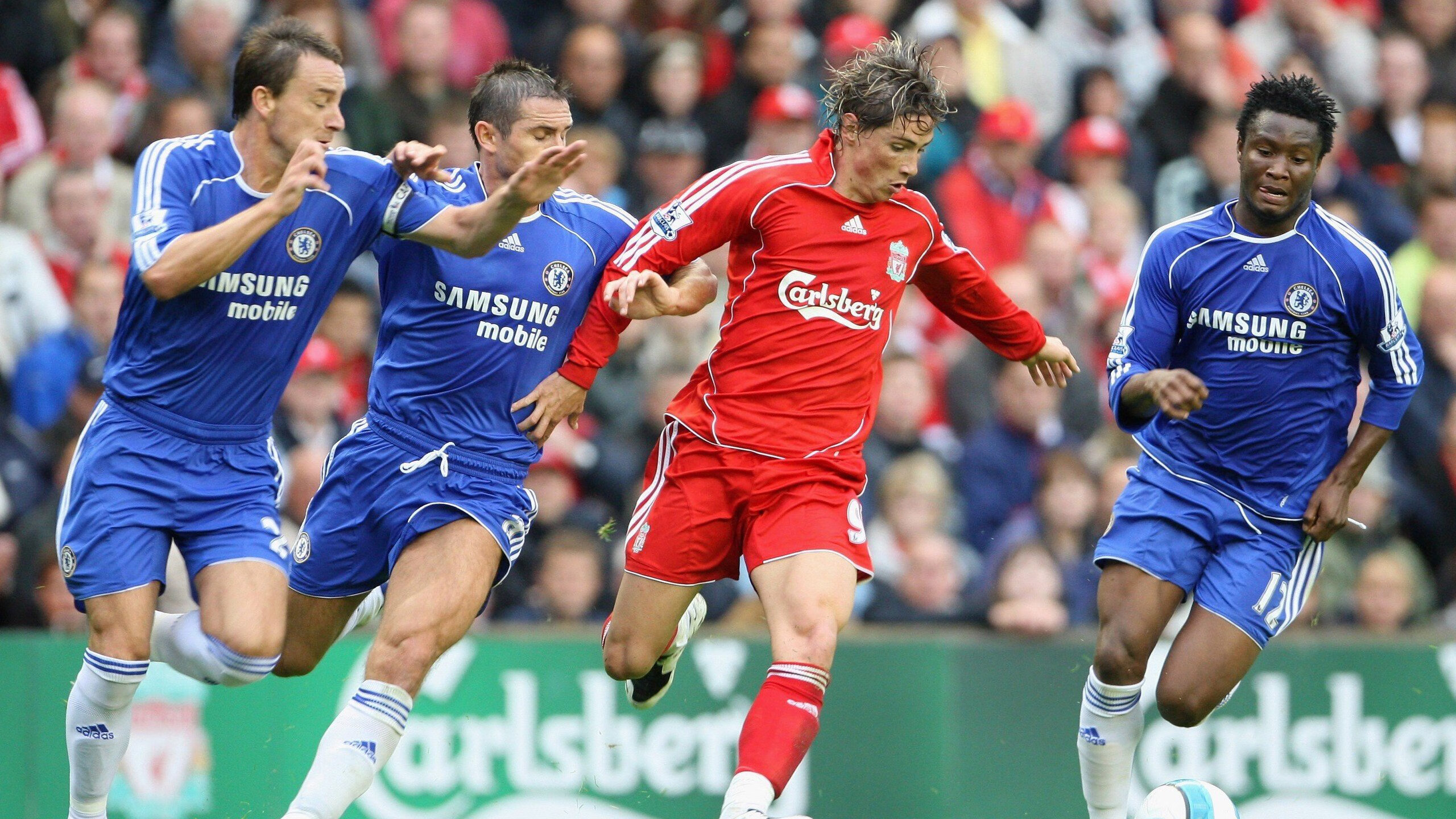 逆境中的“英雄队长”:带伤坚持,逆风翻盘,英雄队队员